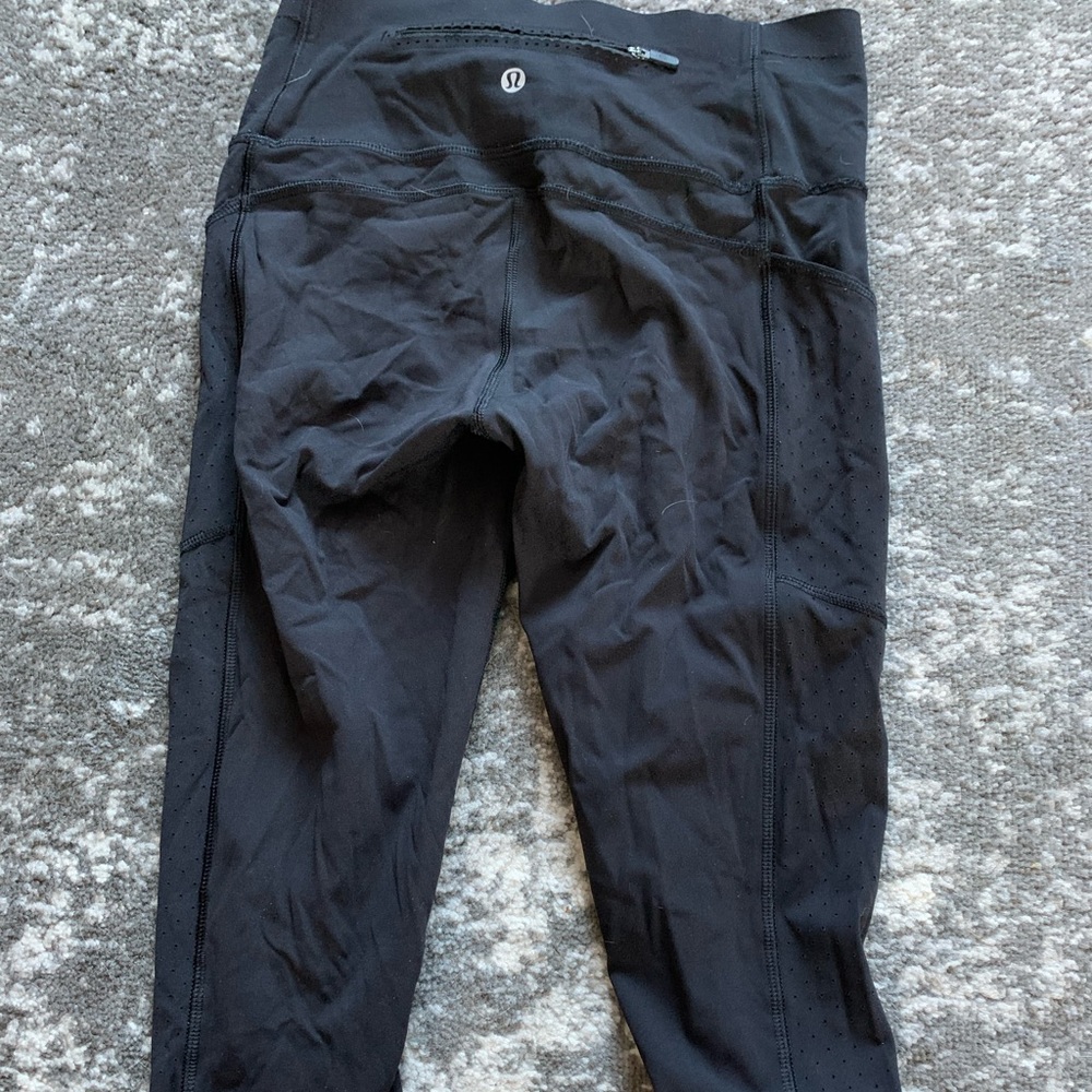 Black lulu lemon cropped workout pants